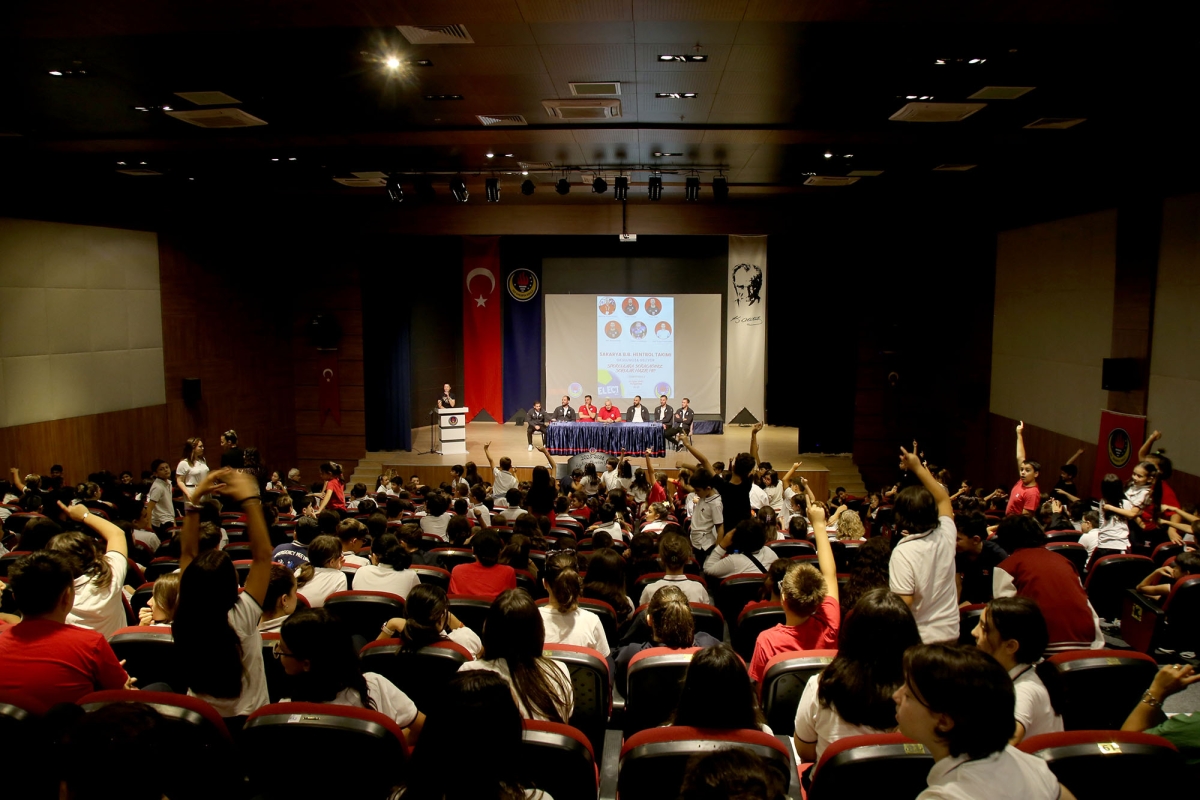 Büyükşehir hentbol minik sporseverlerle buluştu