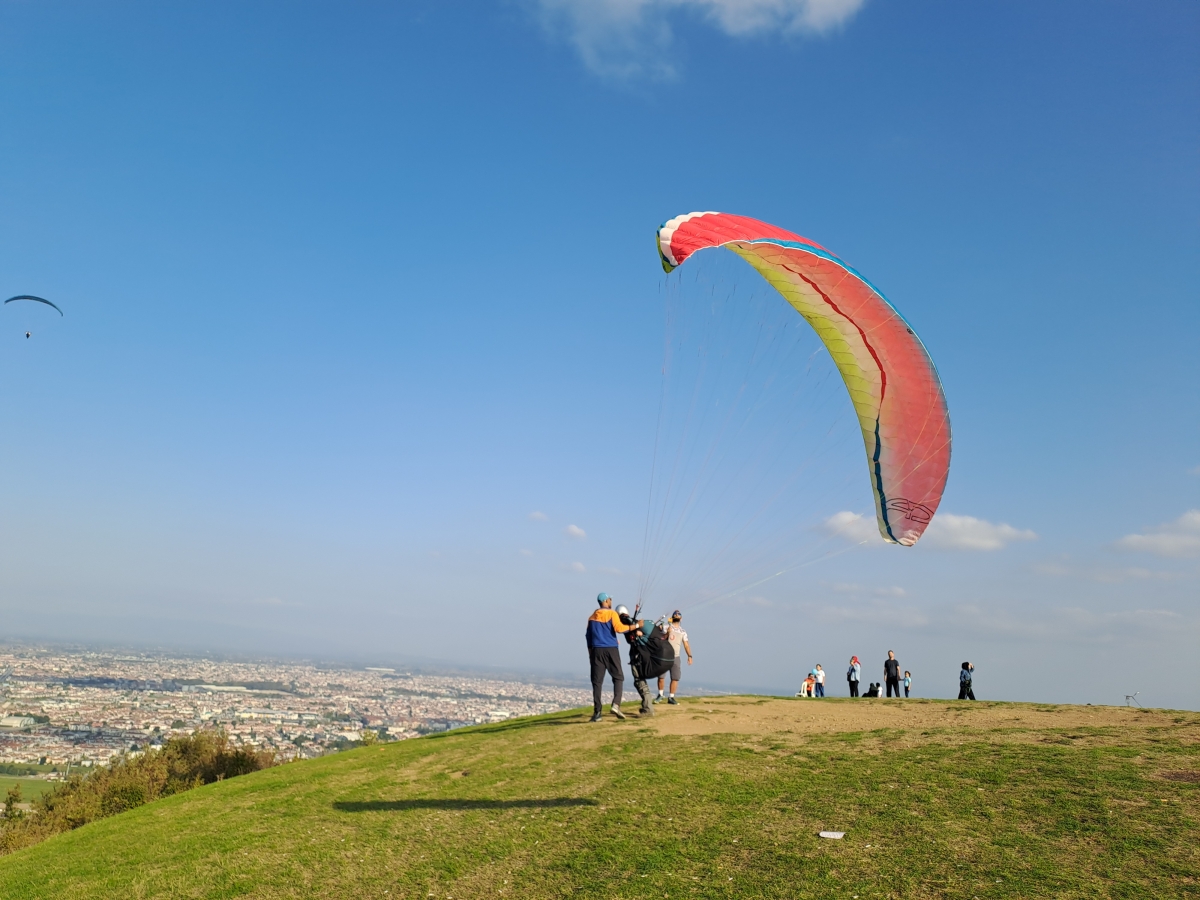 Yamaç paraşütüyle gökyüzünün tadını çıkardılar