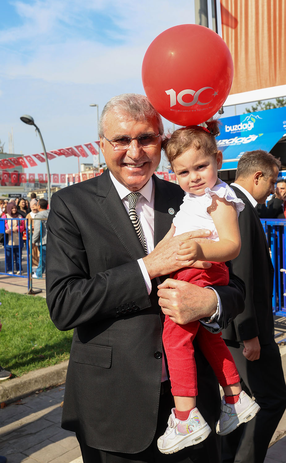 Coşkulu tören