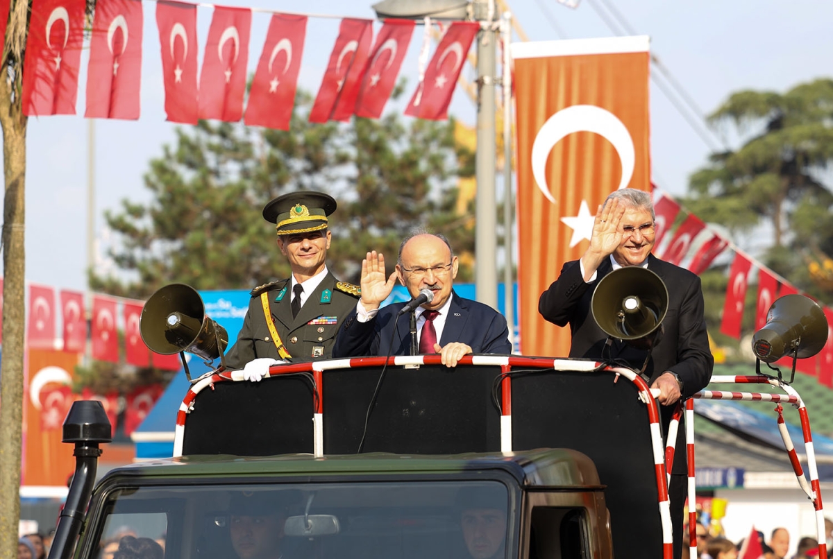 Coşkulu tören