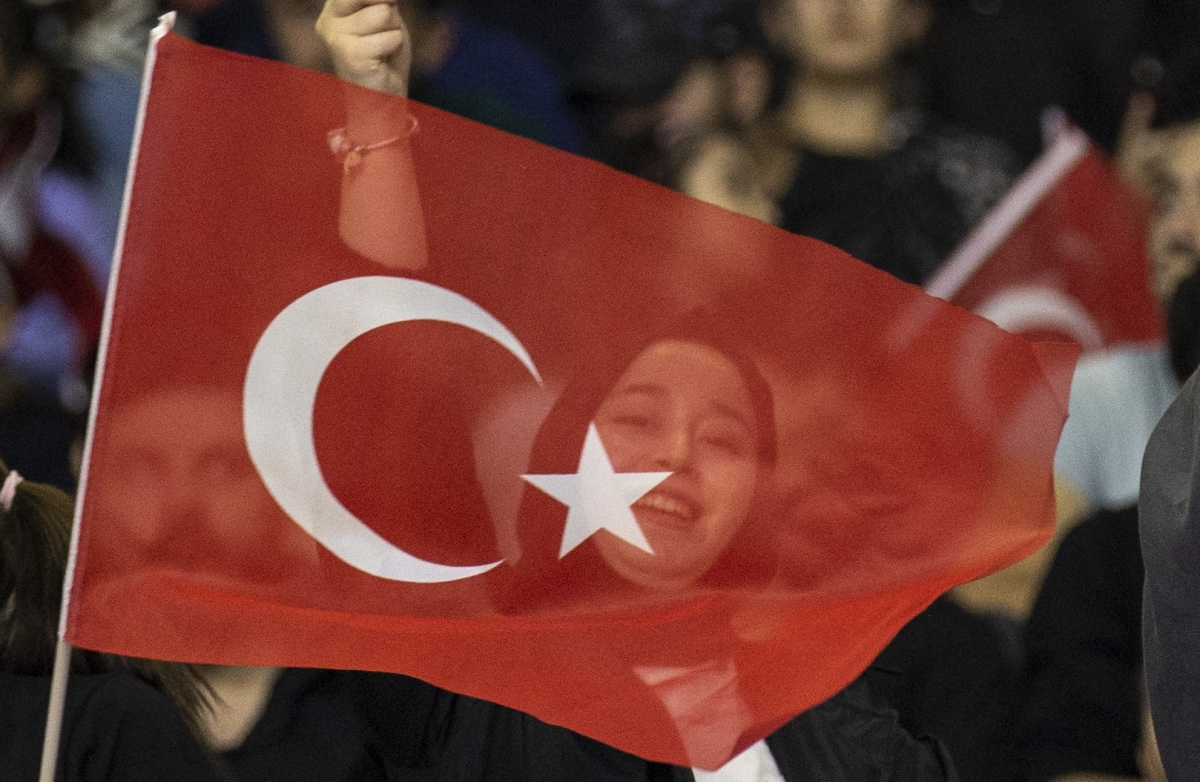 Tribünler kırmızı-beyaz