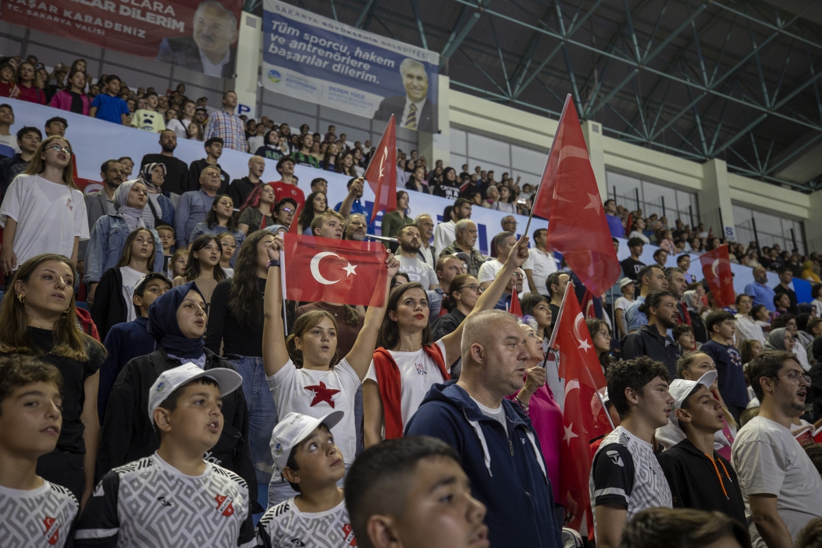 Tribünler kırmızı-beyaz