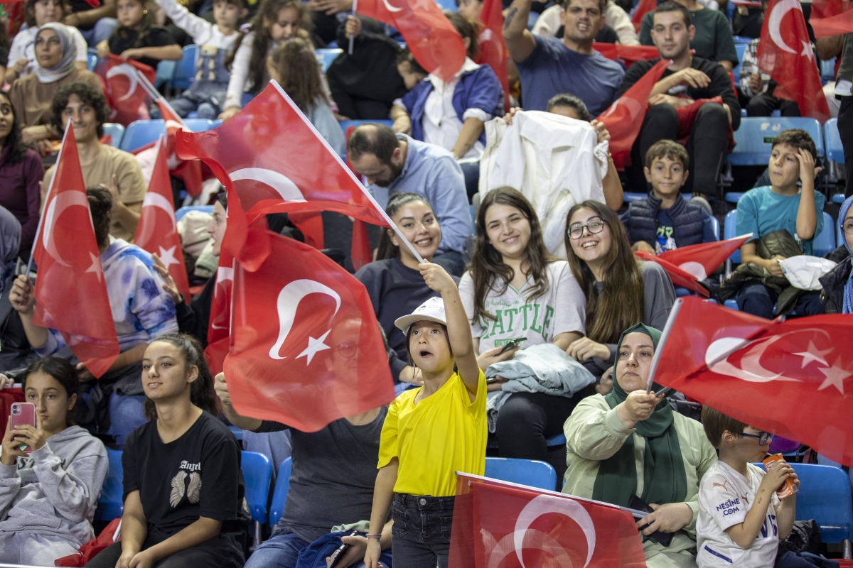 Tribünler kırmızı-beyaz