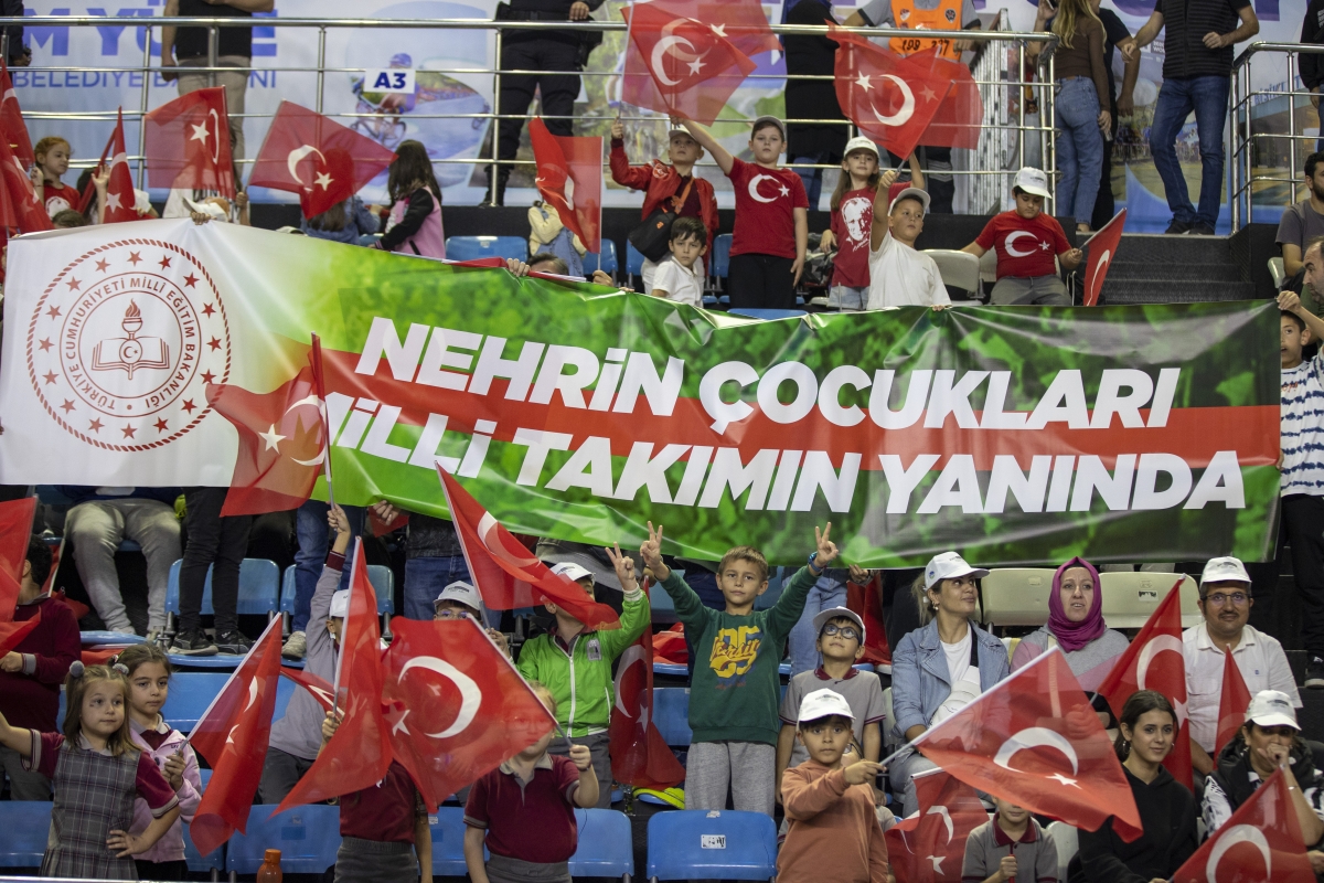 Tribünler kırmızı-beyaz
