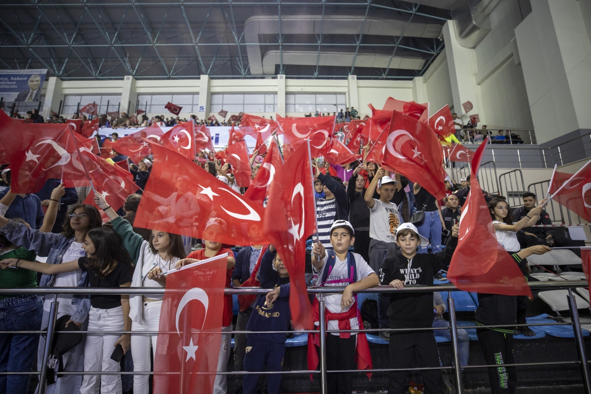 Tribünler kırmızı-beyaz