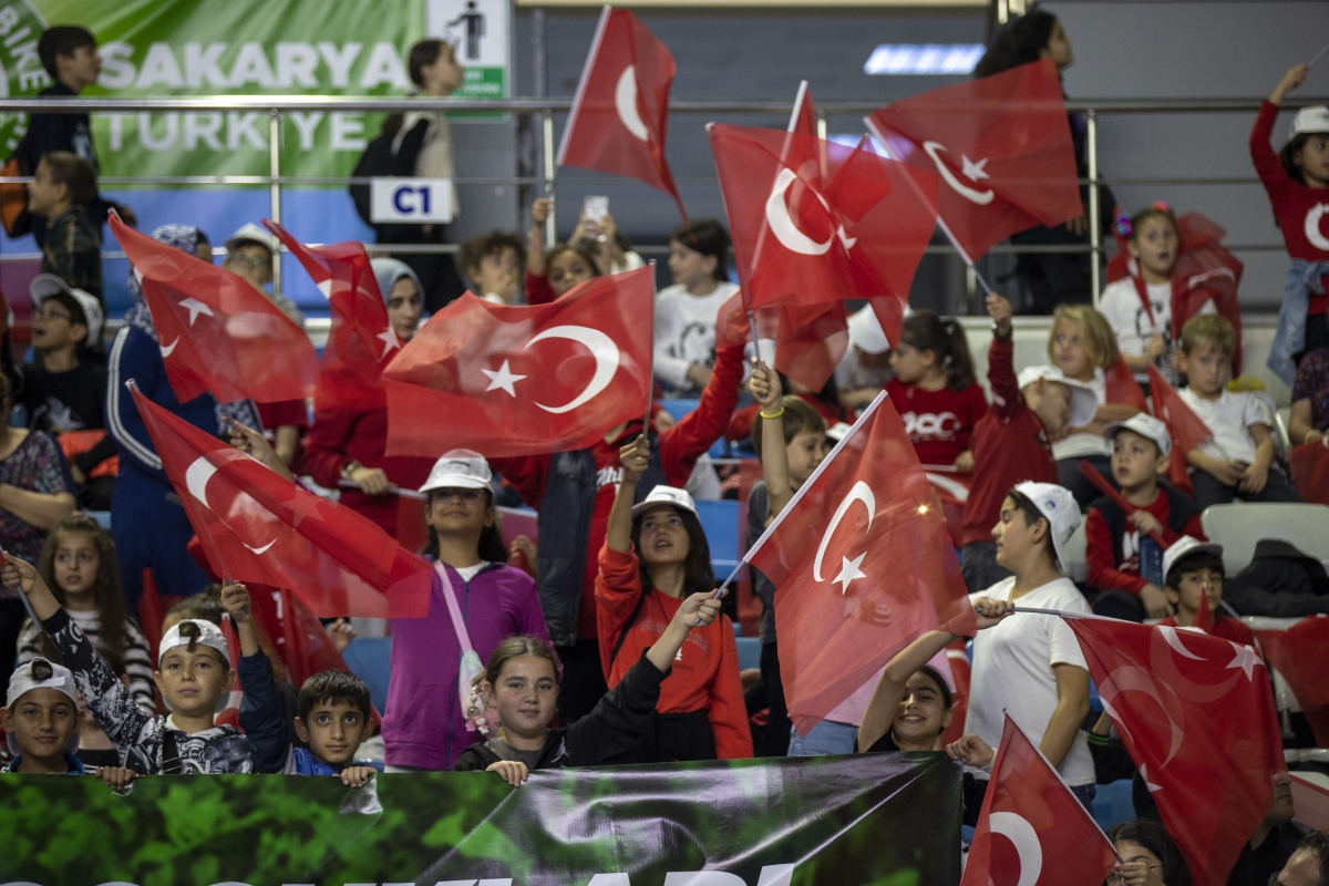 Tribünler kırmızı-beyaz