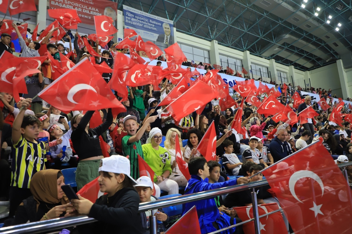 Tribünler kırmızı-beyaz