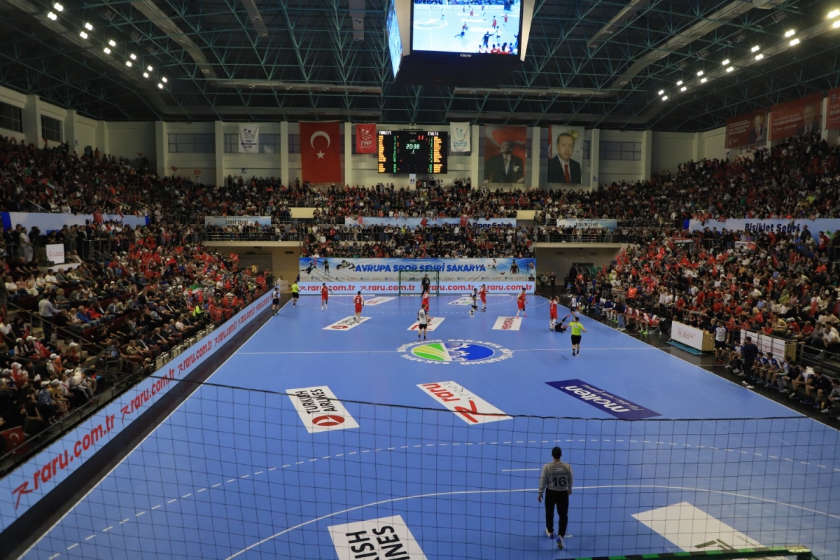 Tribünler kırmızı-beyaz