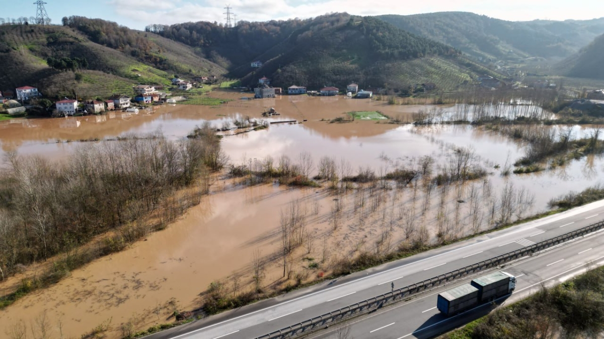 Sakarya'da sağanak taşkınlara yol açtı
