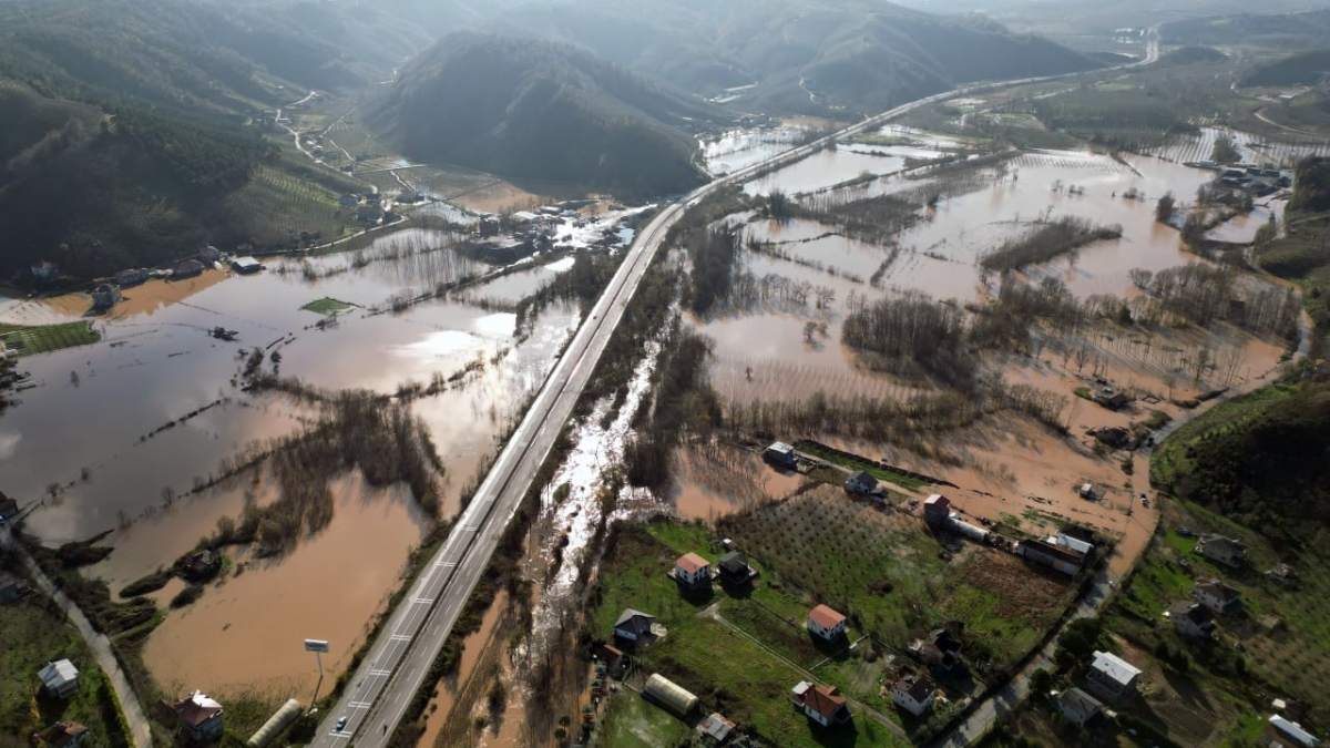Sakarya'da sağanak taşkınlara yol açtı