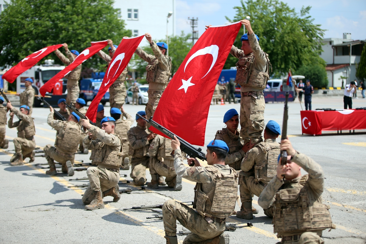 Kamuflaj giyen 47 engelli temsili askerlik yaptı