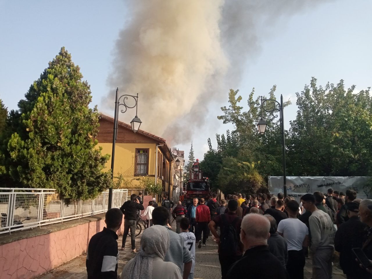 Çıkan yangında biri tarihi 3 ev zarar gördü