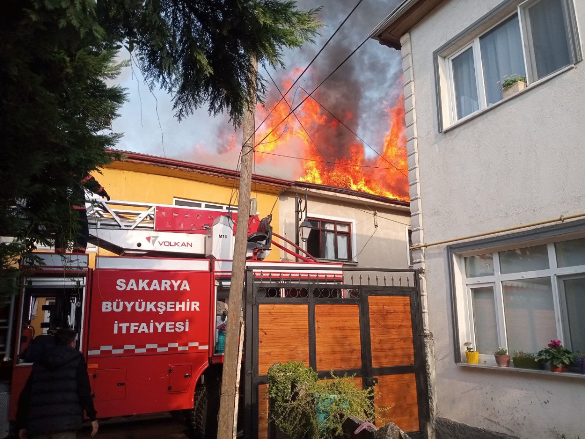 Çıkan yangında biri tarihi 3 ev zarar gördü