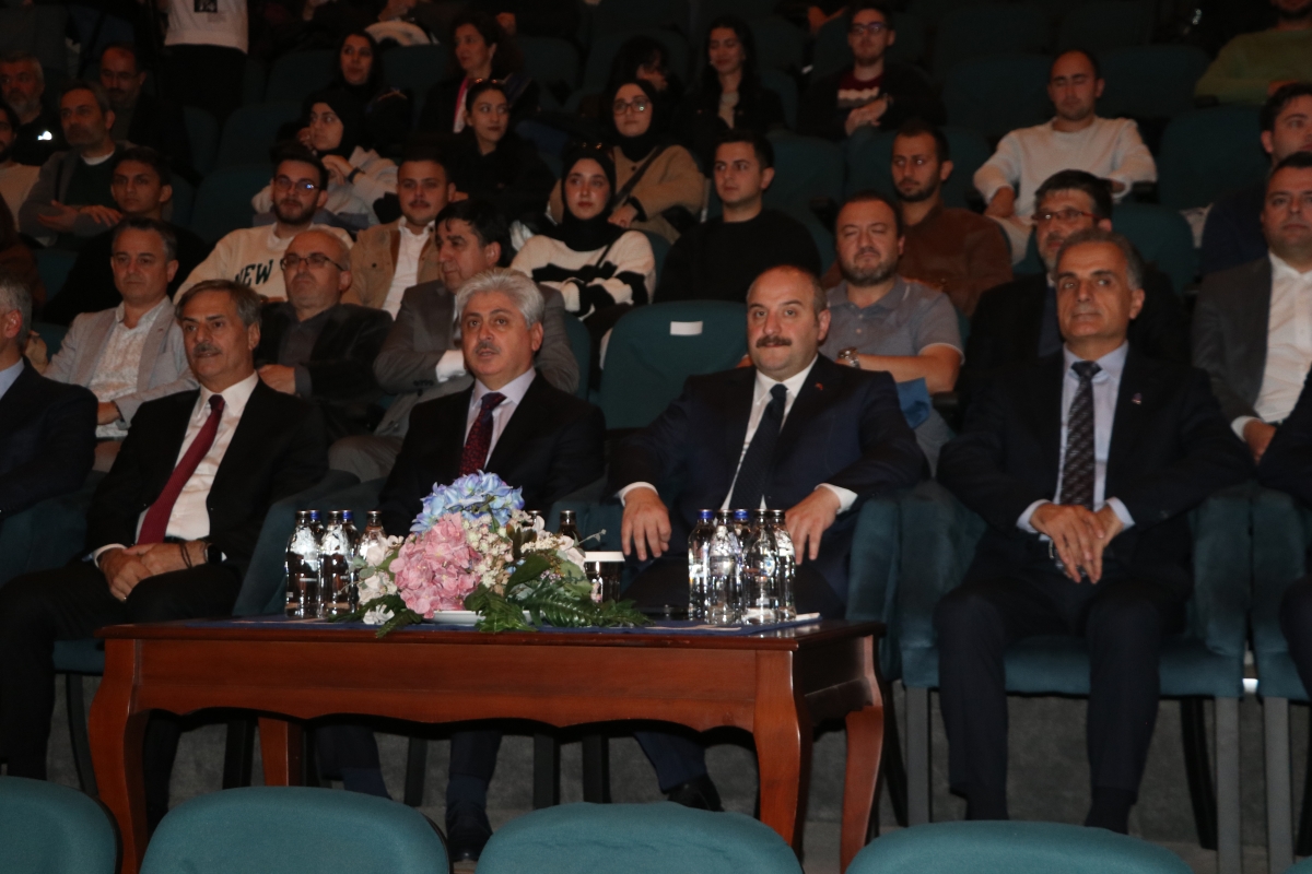 Sakarya Üniversitesi Mustafa Varank'a fahri doktora unvanı verdi