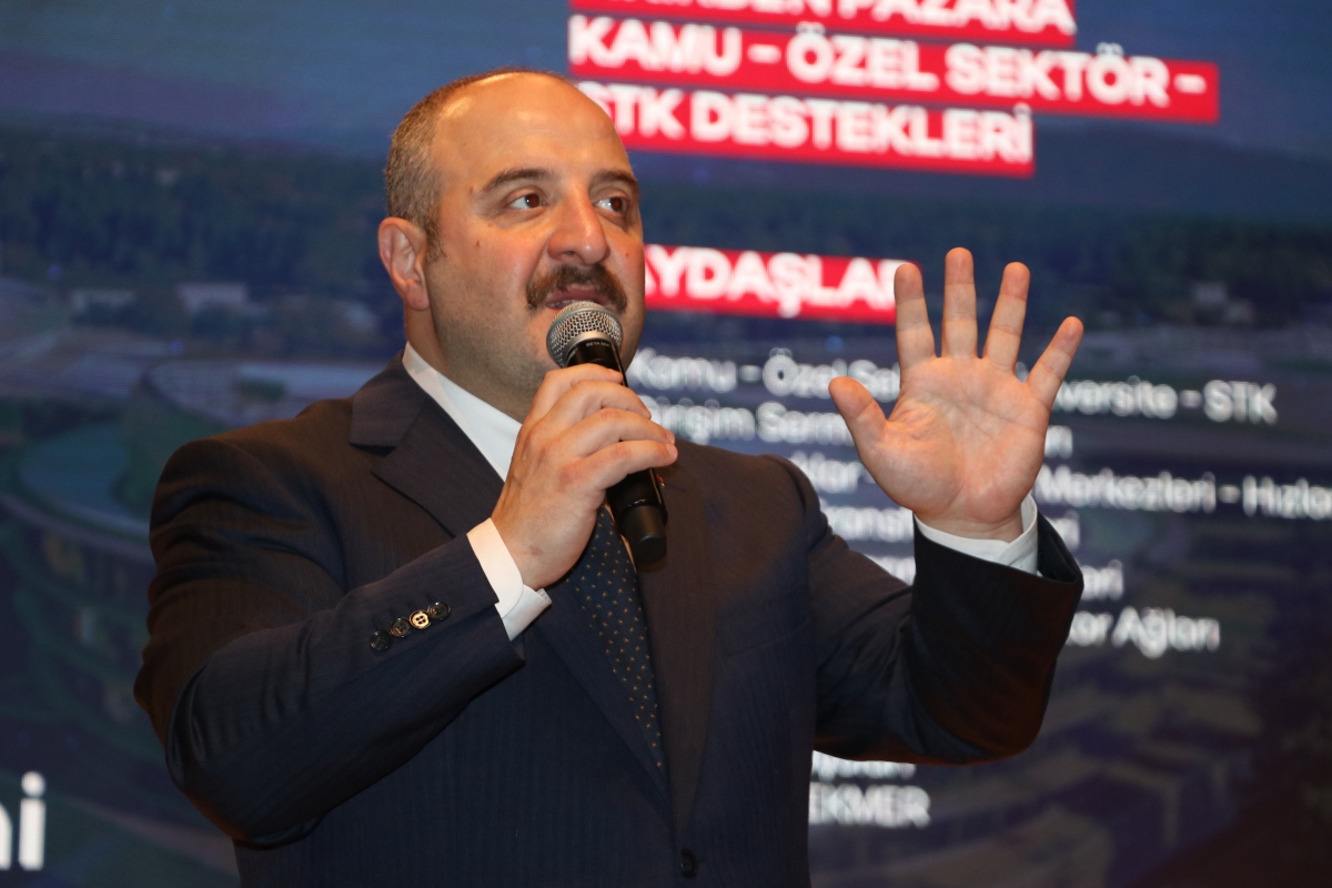 Sakarya Üniversitesi Mustafa Varank'a fahri doktora unvanı verdi