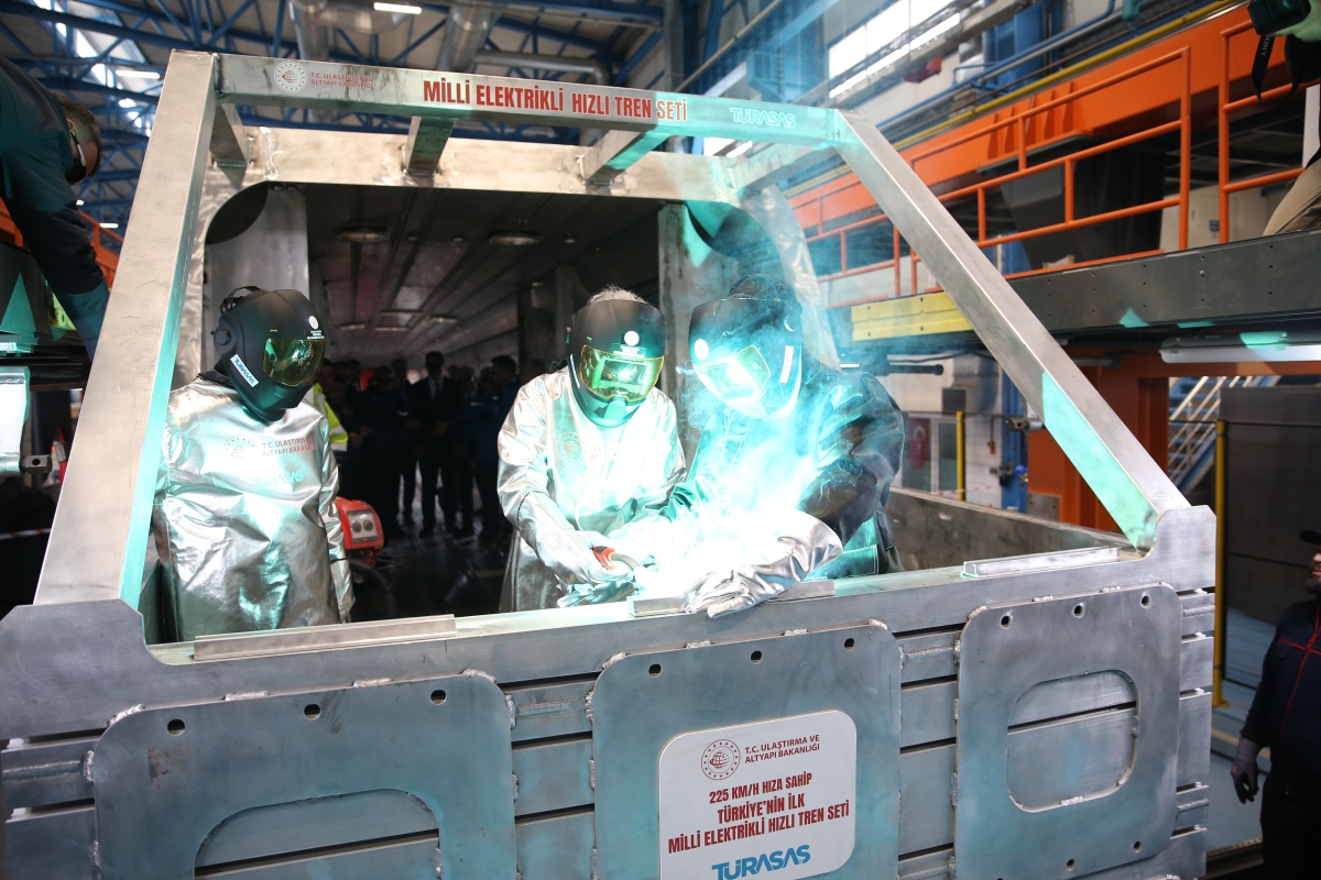 Sakarya'da Milli Elektrikli Hızlı Tren Seti'nin gövde kaynağı yapıldı