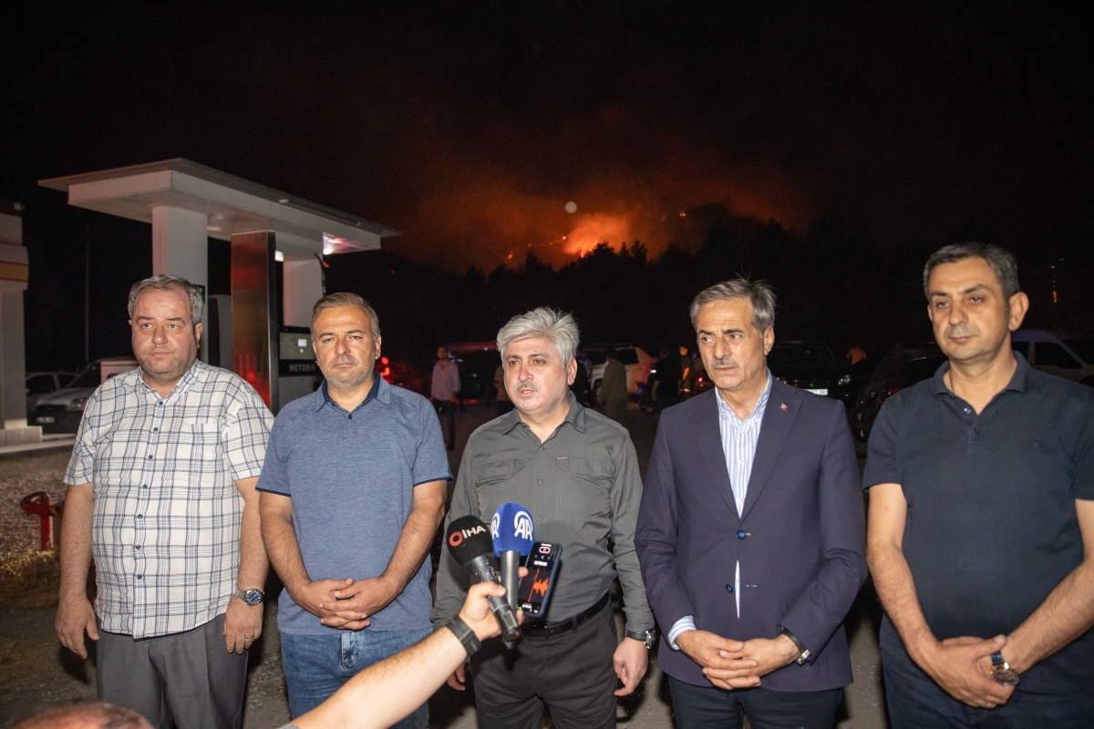 Sakarya'da çıkan orman yangını nedeniyle iki mahalle tahliye edildi