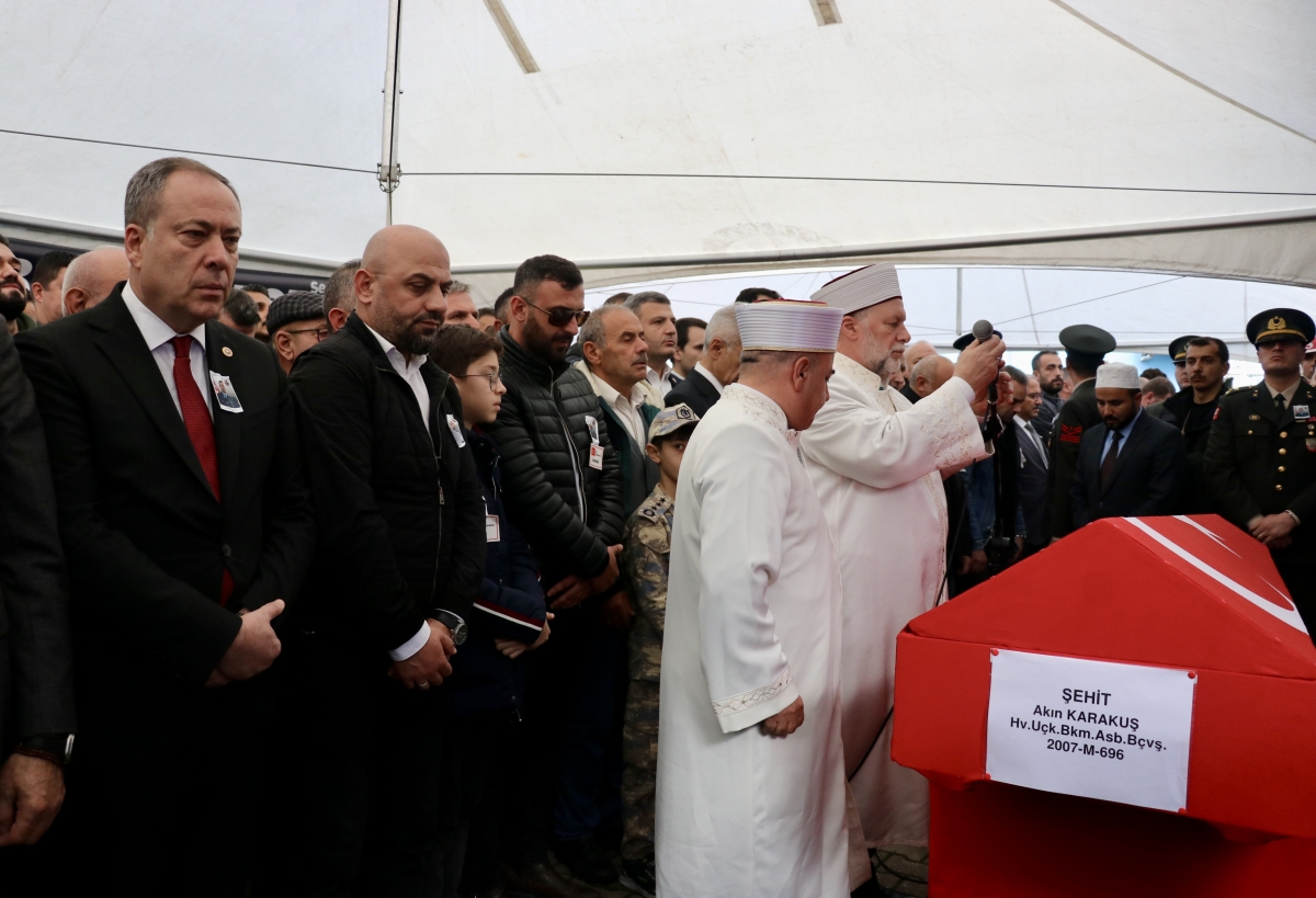 Şehit olan Hava Uçak Bakım Astsubay Başçavuş Akın Karakuş'un cenazesi, memleketi Sakarya'da toprağa verildi.