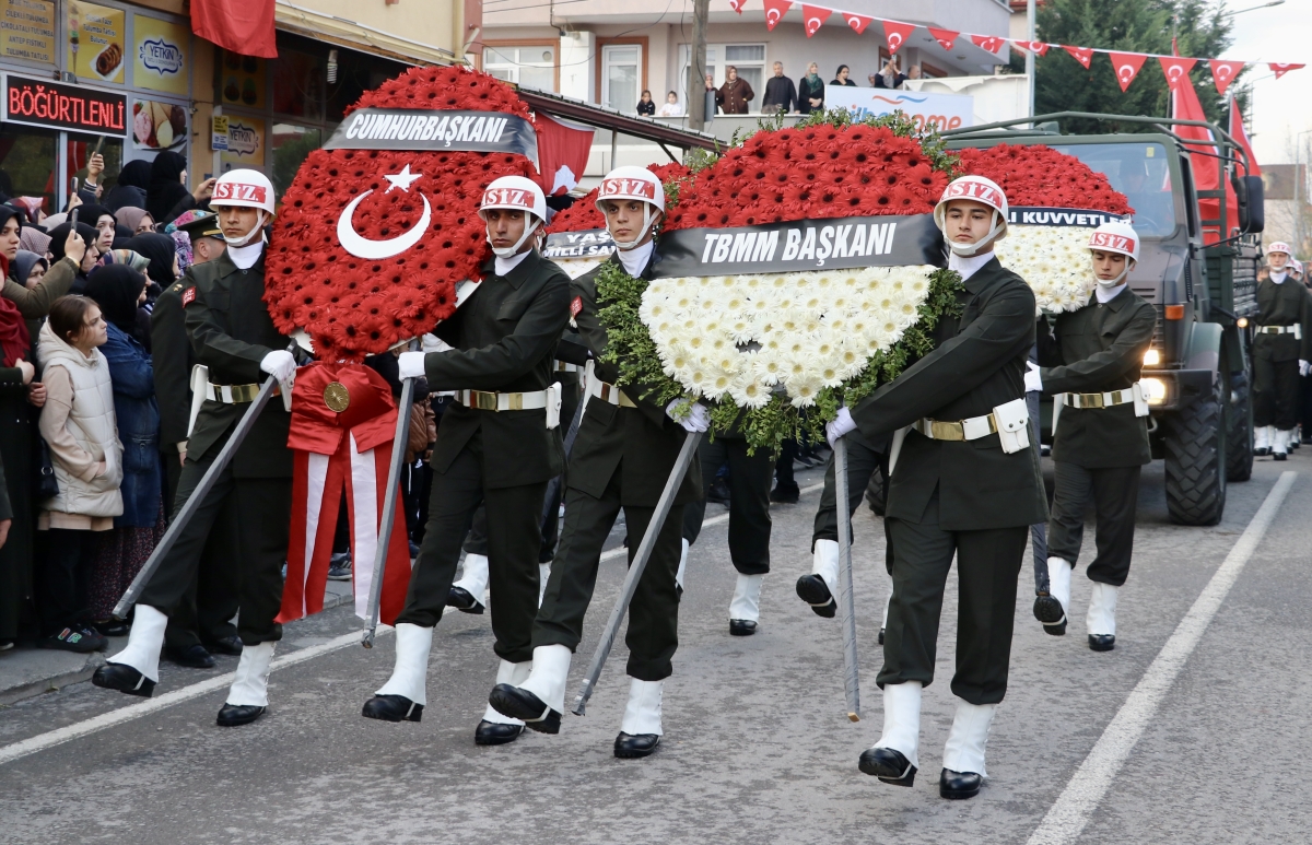Şehit olan Hava Uçak Bakım Astsubay Başçavuş Akın Karakuş'un cenazesi, memleketi Sakarya'da toprağa verildi.
