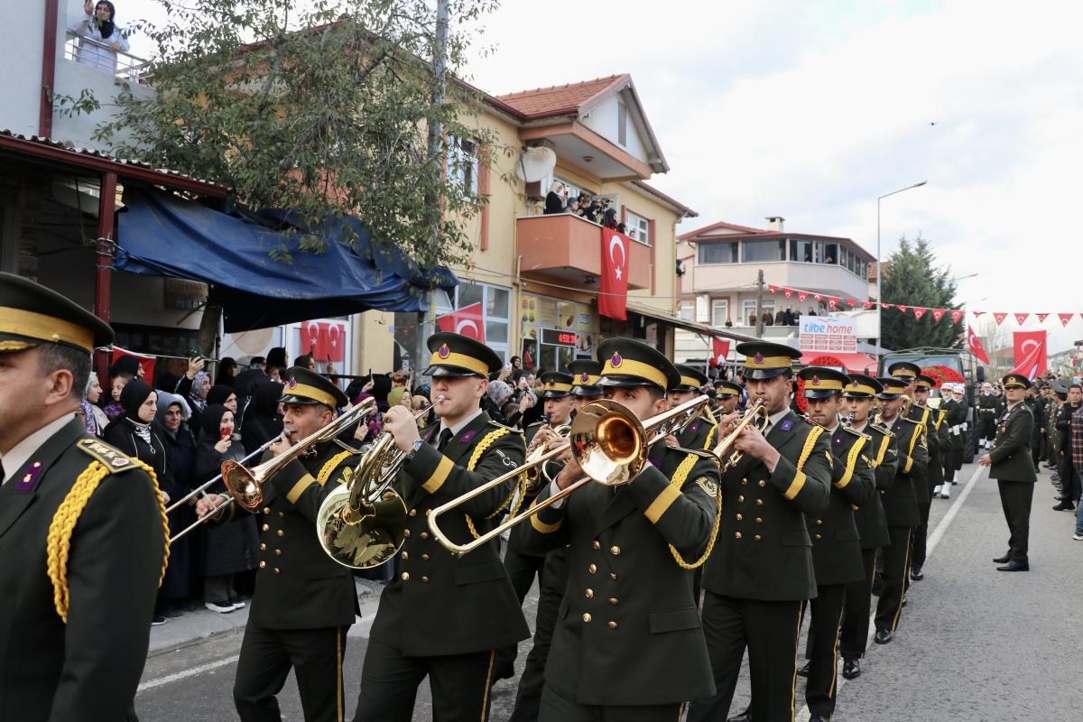 Şehit olan Hava Uçak Bakım Astsubay Başçavuş Akın Karakuş'un cenazesi, memleketi Sakarya'da toprağa verildi.
