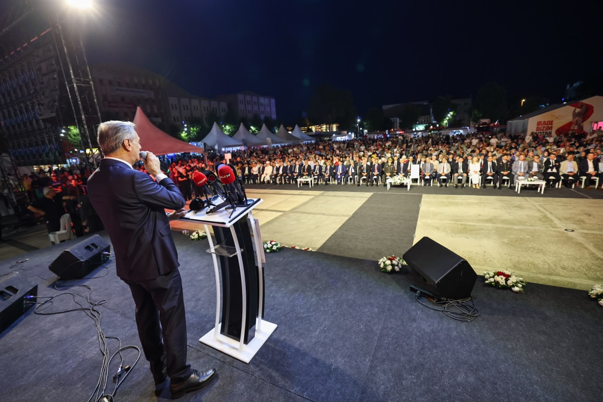 Sakaryalılar, hain darbe girişiminin 10'uncu yılında yine Demokrasi Meydanı'nda bir araya geldi.