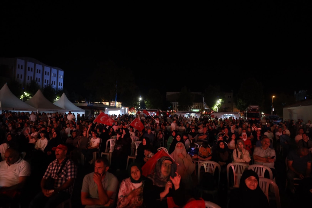 Sakaryalılar, hain darbe girişiminin 10'uncu yılında yine Demokrasi Meydanı'nda bir araya geldi.
