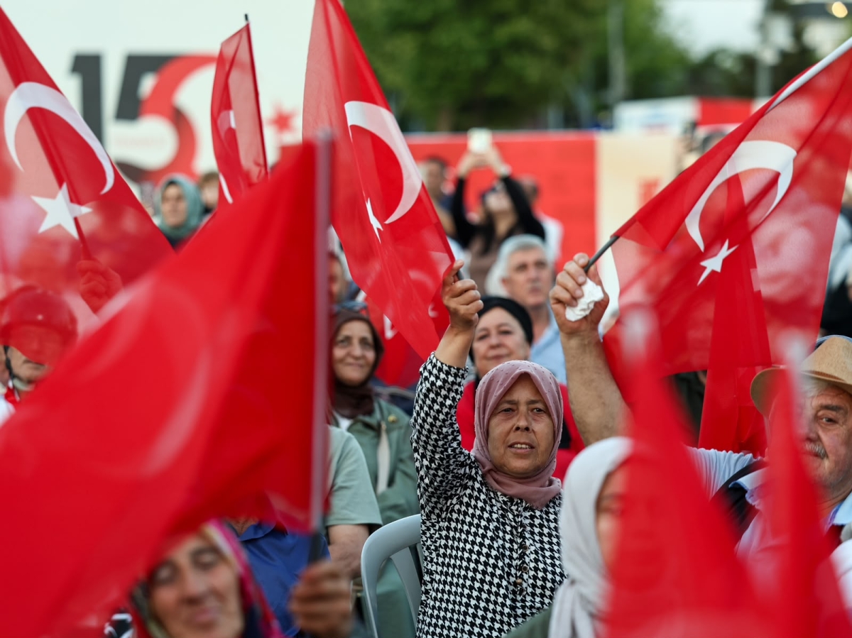 Sakaryalılar, hain darbe girişiminin 10'uncu yılında yine Demokrasi Meydanı'nda bir araya geldi.