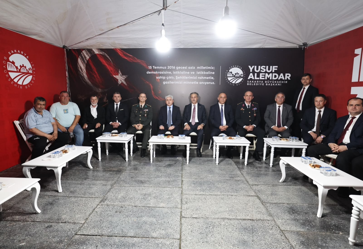 Sakaryalılar, hain darbe girişiminin 10'uncu yılında yine Demokrasi Meydanı'nda bir araya geldi.