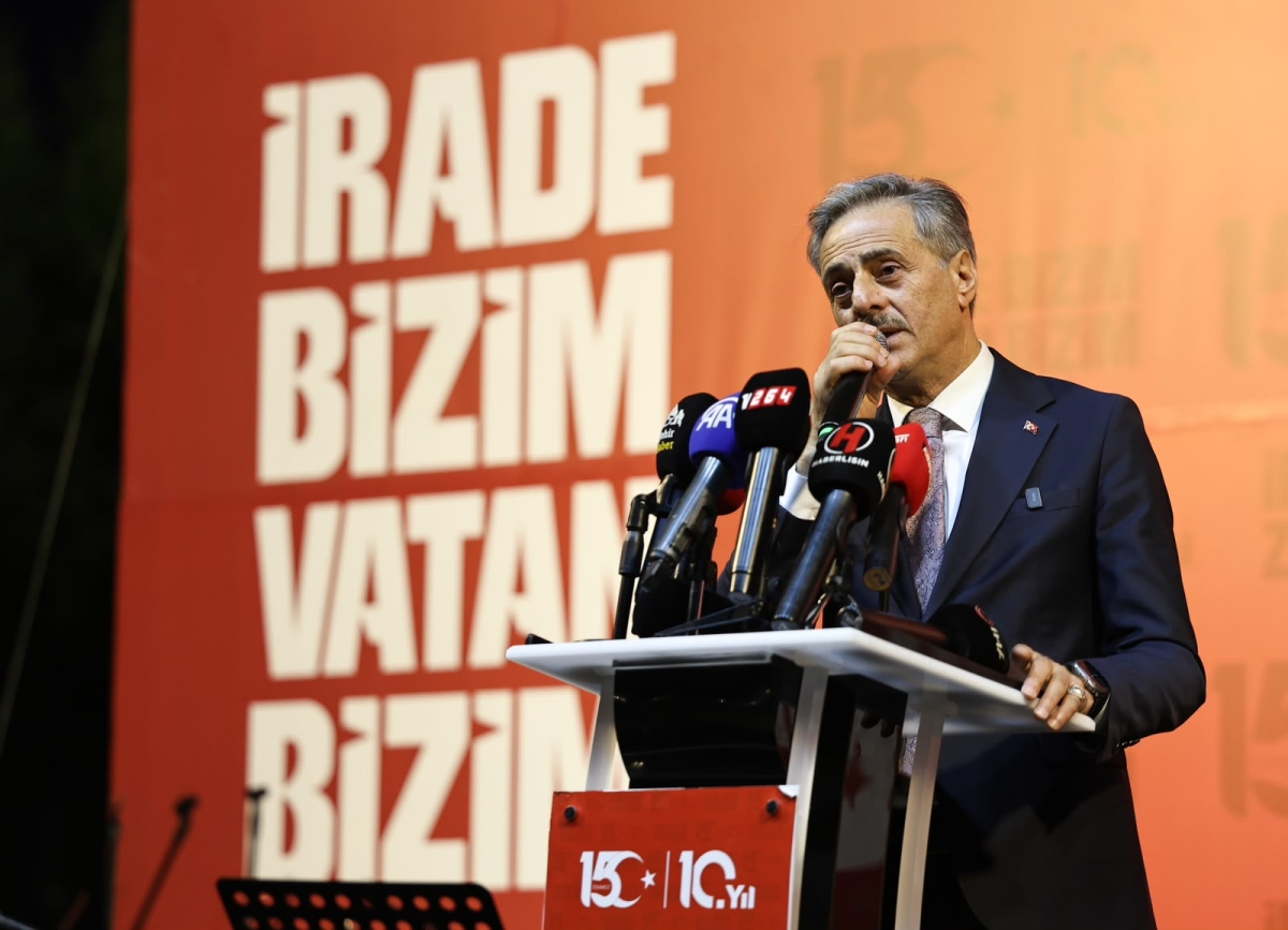 Sakaryalılar, hain darbe girişiminin 10'uncu yılında yine Demokrasi Meydanı'nda bir araya geldi.