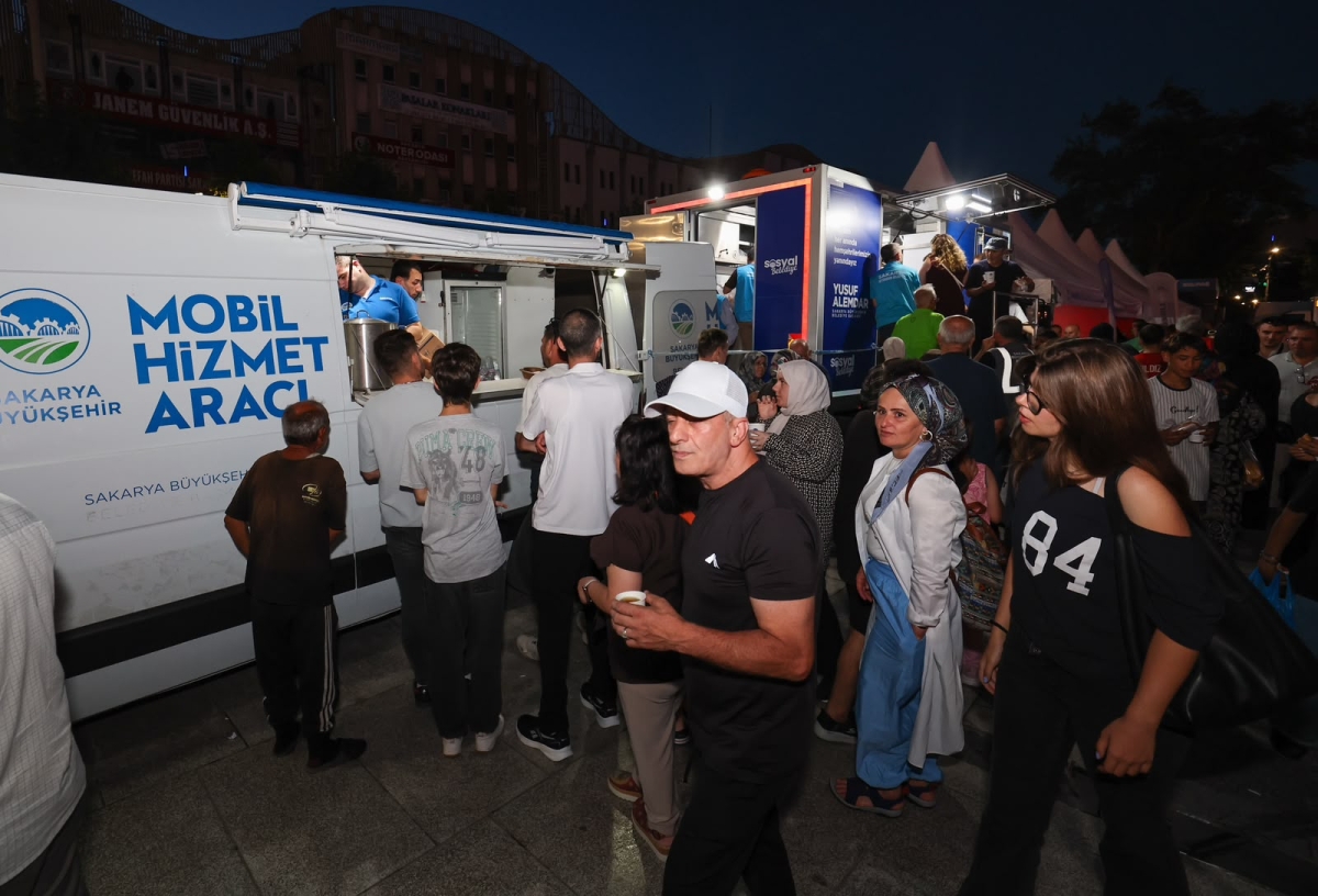 Sakaryalılar, hain darbe girişiminin 10'uncu yılında yine Demokrasi Meydanı'nda bir araya geldi.