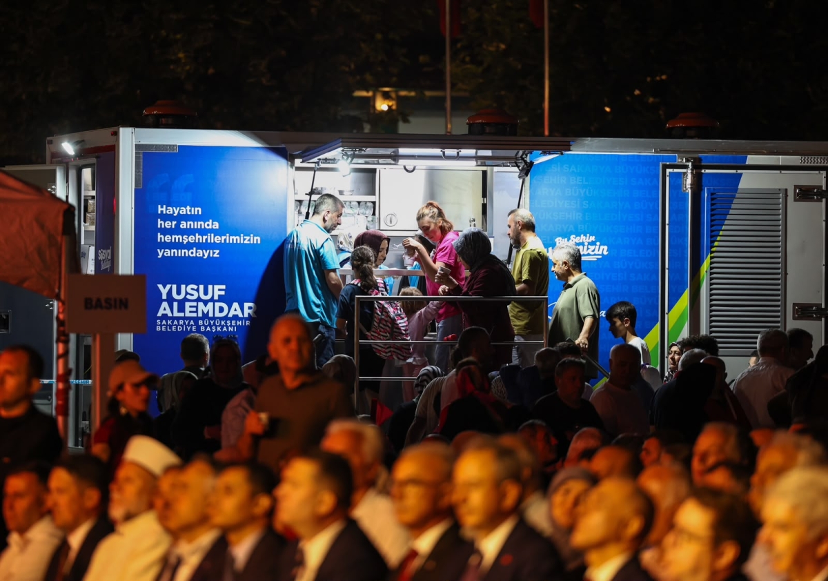 Sakaryalılar, hain darbe girişiminin 10'uncu yılında yine Demokrasi Meydanı'nda bir araya geldi.