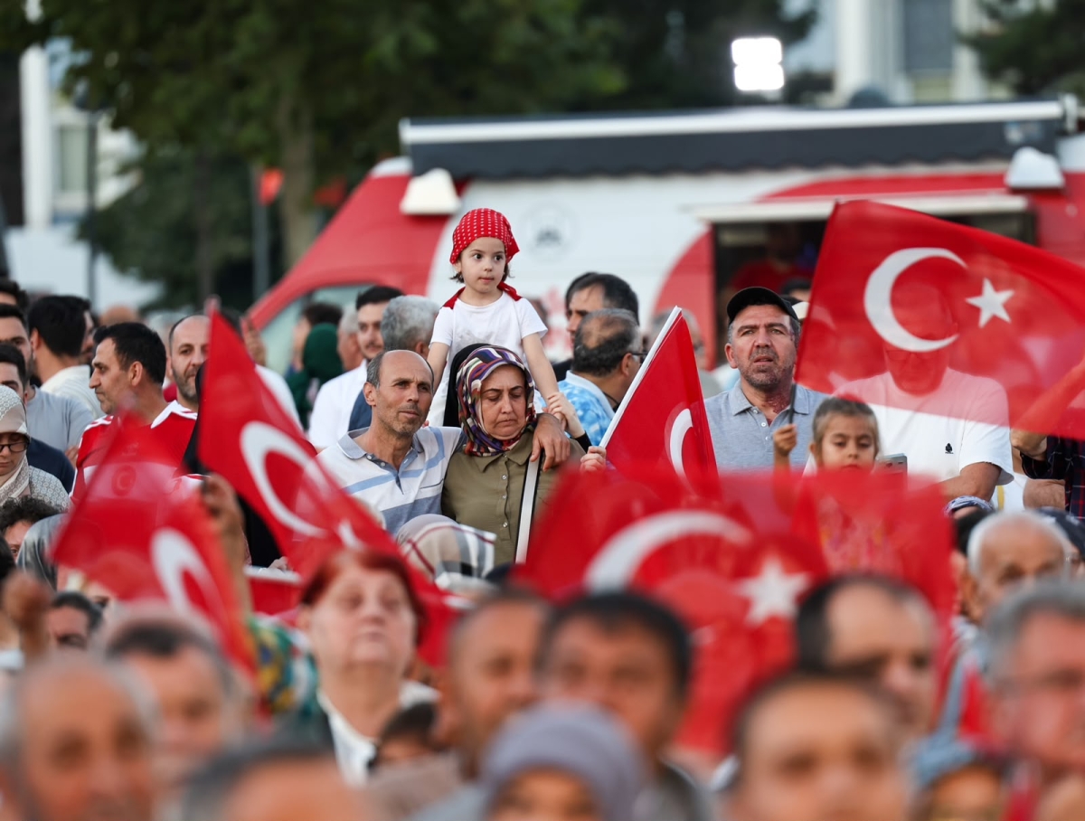 Sakaryalılar, hain darbe girişiminin 10'uncu yılında yine Demokrasi Meydanı'nda bir araya geldi.
