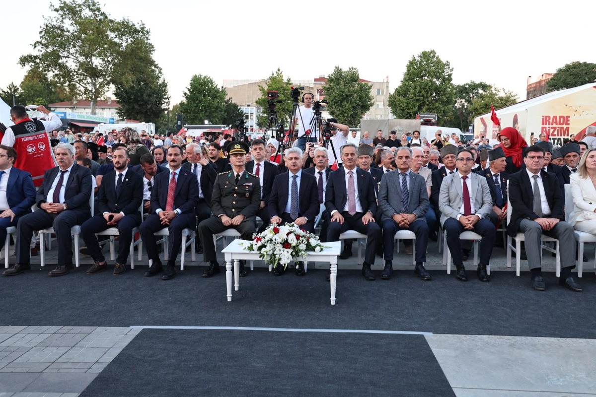 Sakaryalılar, hain darbe girişiminin 10'uncu yılında yine Demokrasi Meydanı'nda bir araya geldi.