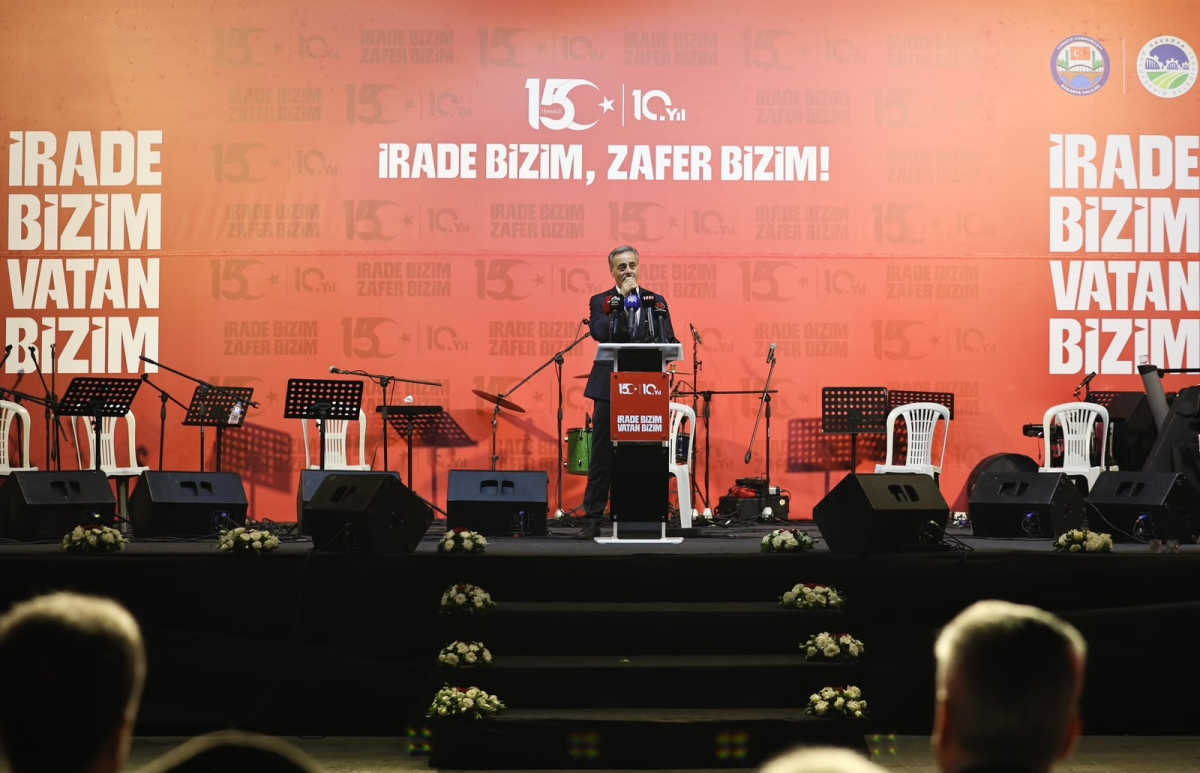 Sakaryalılar, hain darbe girişiminin 10'uncu yılında yine Demokrasi Meydanı'nda bir araya geldi.