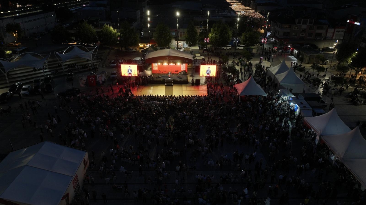 Sakaryalılar, hain darbe girişiminin 10'uncu yılında yine Demokrasi Meydanı'nda bir araya geldi.