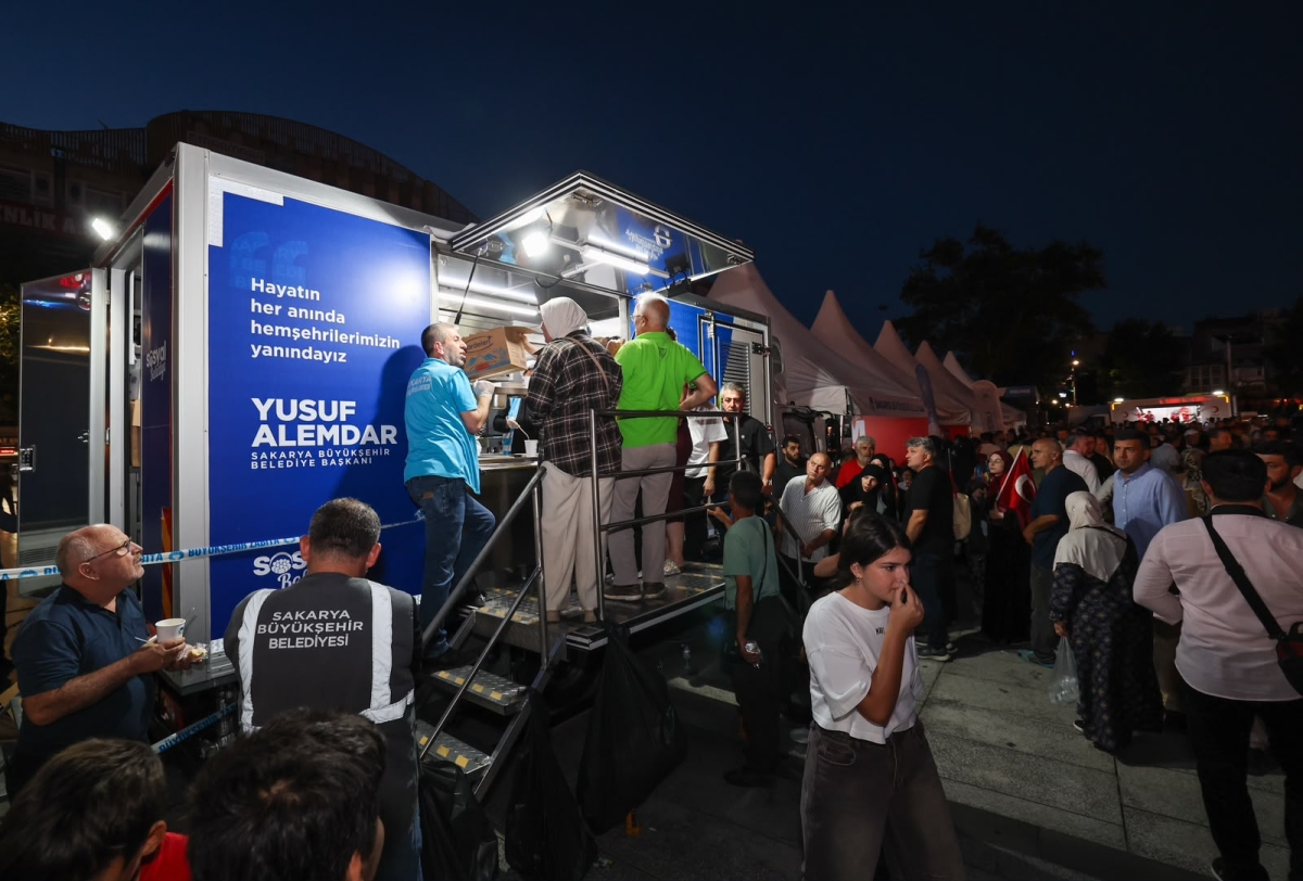 Sakaryalılar, hain darbe girişiminin 10'uncu yılında yine Demokrasi Meydanı'nda bir araya geldi.