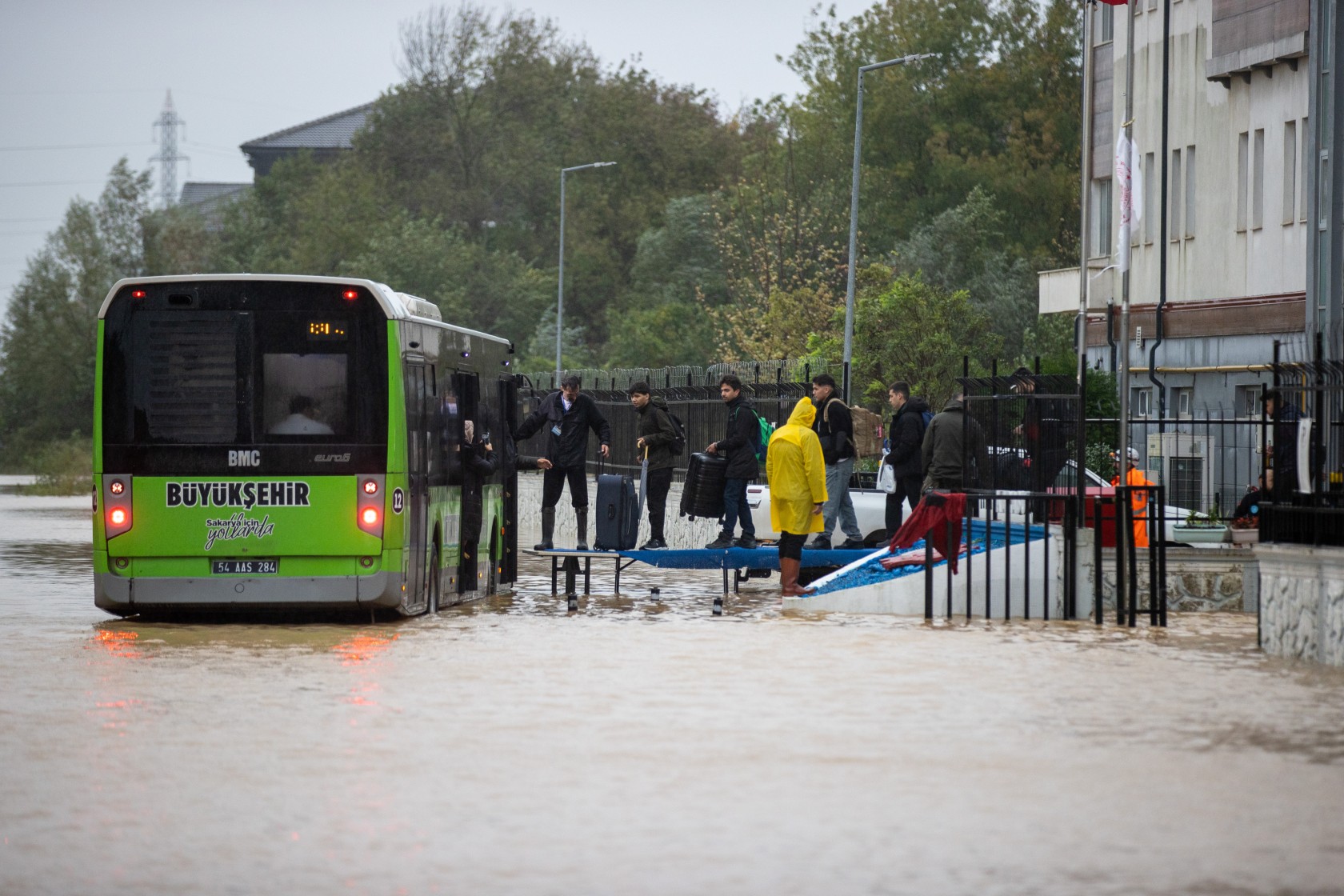 Sakarya'da yurtta mahsur kalan öğrenciler tahliye edildi