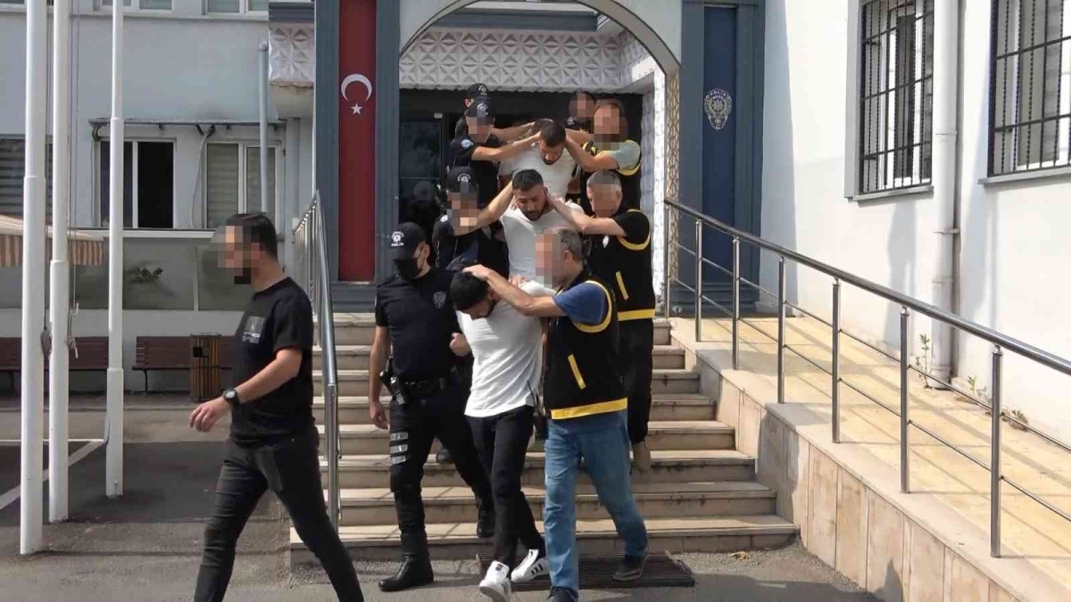 Cinayet işleyip İzmir’e kaçan şüphelilerden 3’ü tutuklandı
