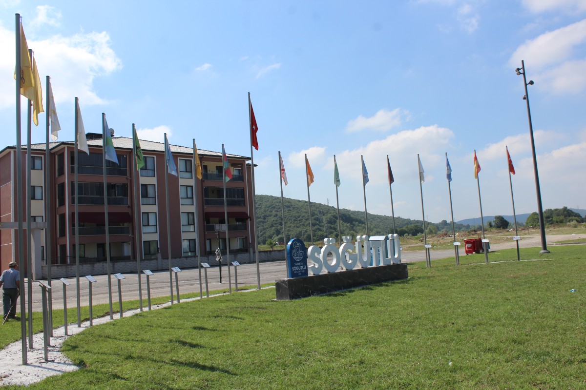 Söğütlü'de Türk devletlerinin bayrakları yeni yapılan parka asıldı
