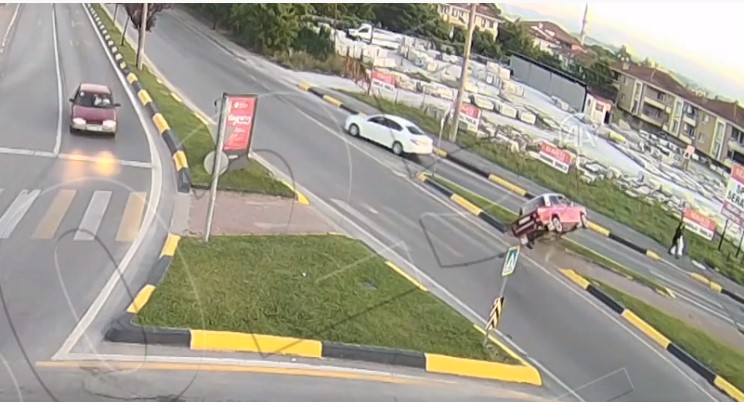 Sakarya'daki trafik kazaları KGYS kameralarına yansıdı