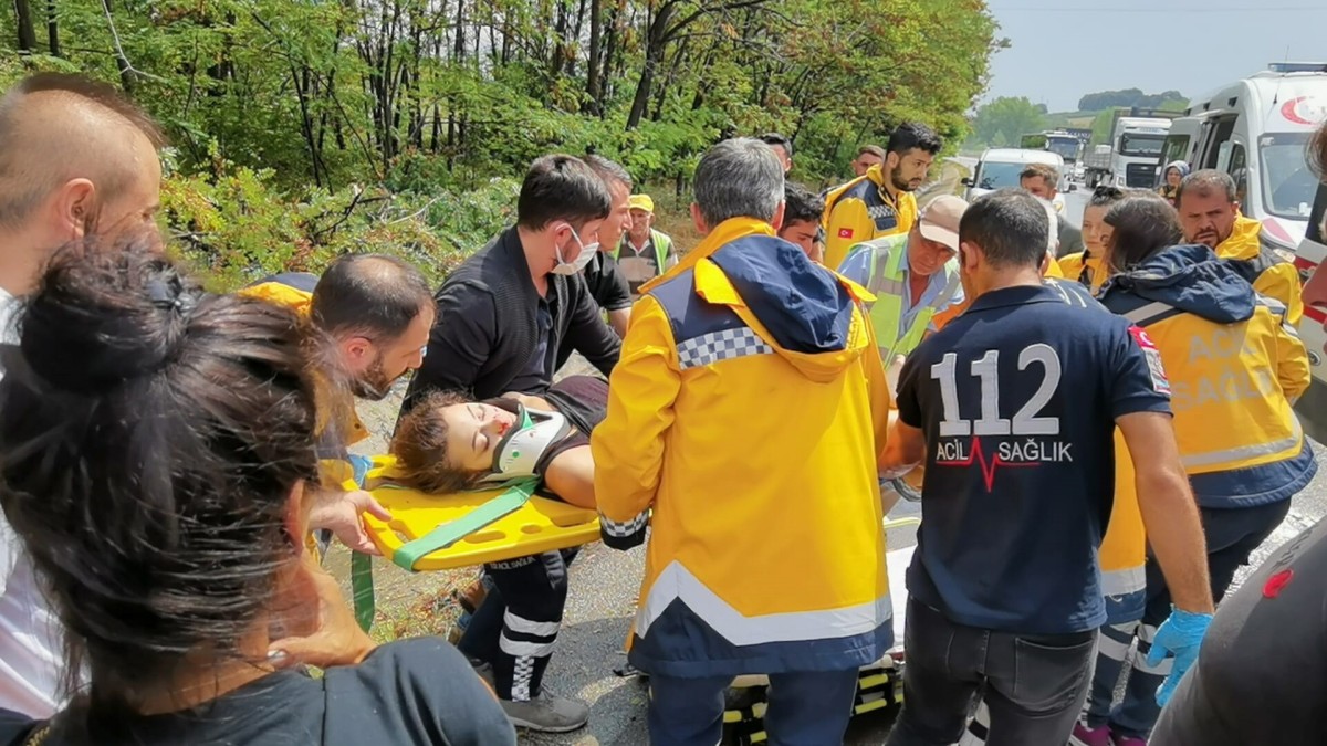 Kanala düşen araçta can pazarı: 1’i ağır 3 yaralı
