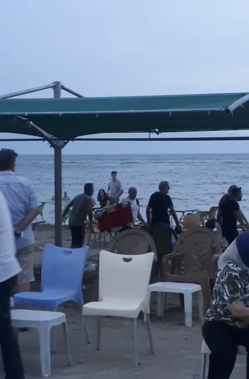 Deniz kenarında sandalyeli kavga kameralarda
