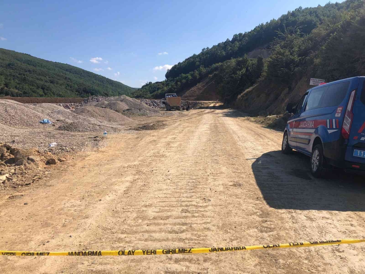 Çakıl taşları üzerine dökülen kamyon şoförü hayatını kaybetti
