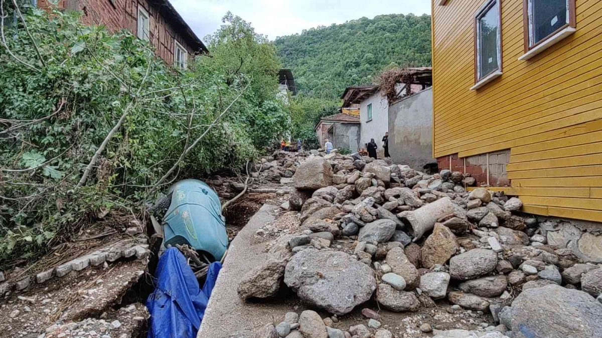 Dere taştı, hayat durdu...