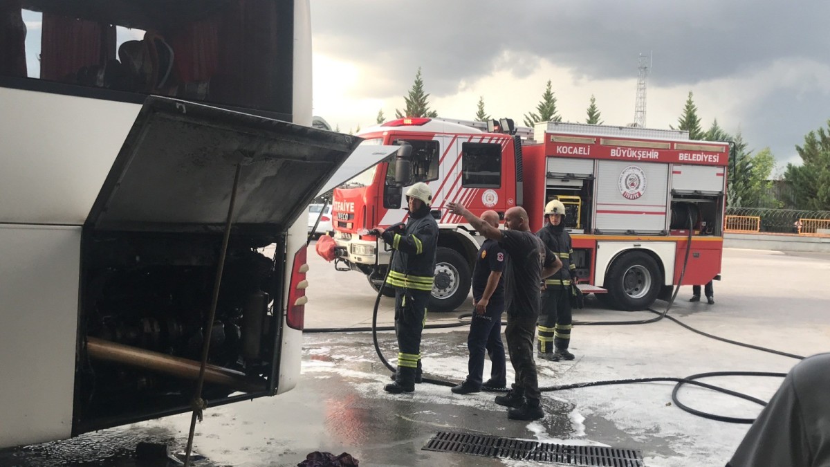 Şehirler arası otobüsten yükselen dumanlar paniğe sebep oldu
