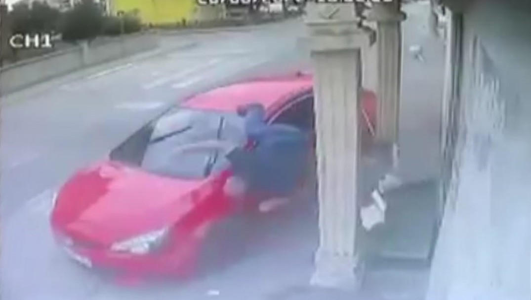 Dükkanın önünü süpürürken otomobil çarptı