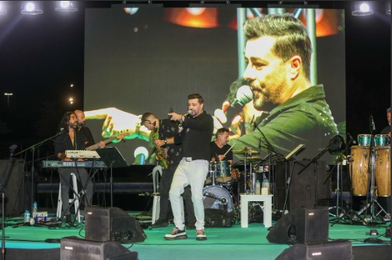 Şarkıcı Burak Kut Sakarya'da konser verdi
