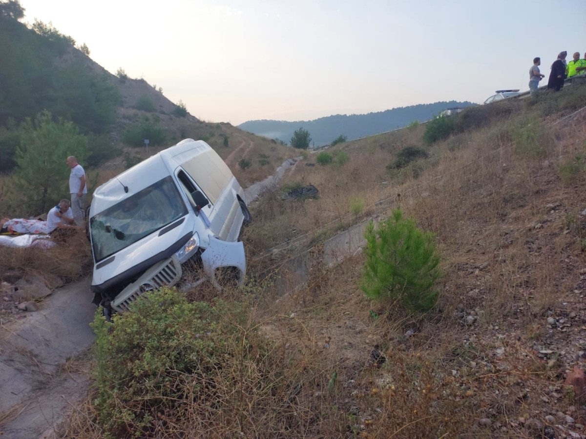 Su kanalına giren minibüsteki 13 kişi yaralandı