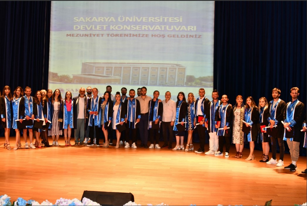 Sakarya Üniversitesi Devlet Konservatuvarı’nda mezuniyet coşkusu yaşandı.