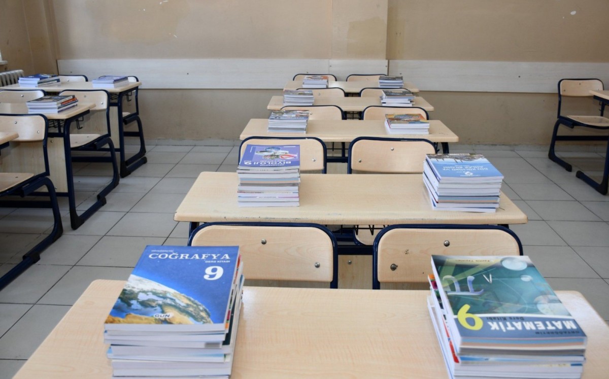 Yardımcı ders kitapları okul sıralarında öğrencileri bekliyor
